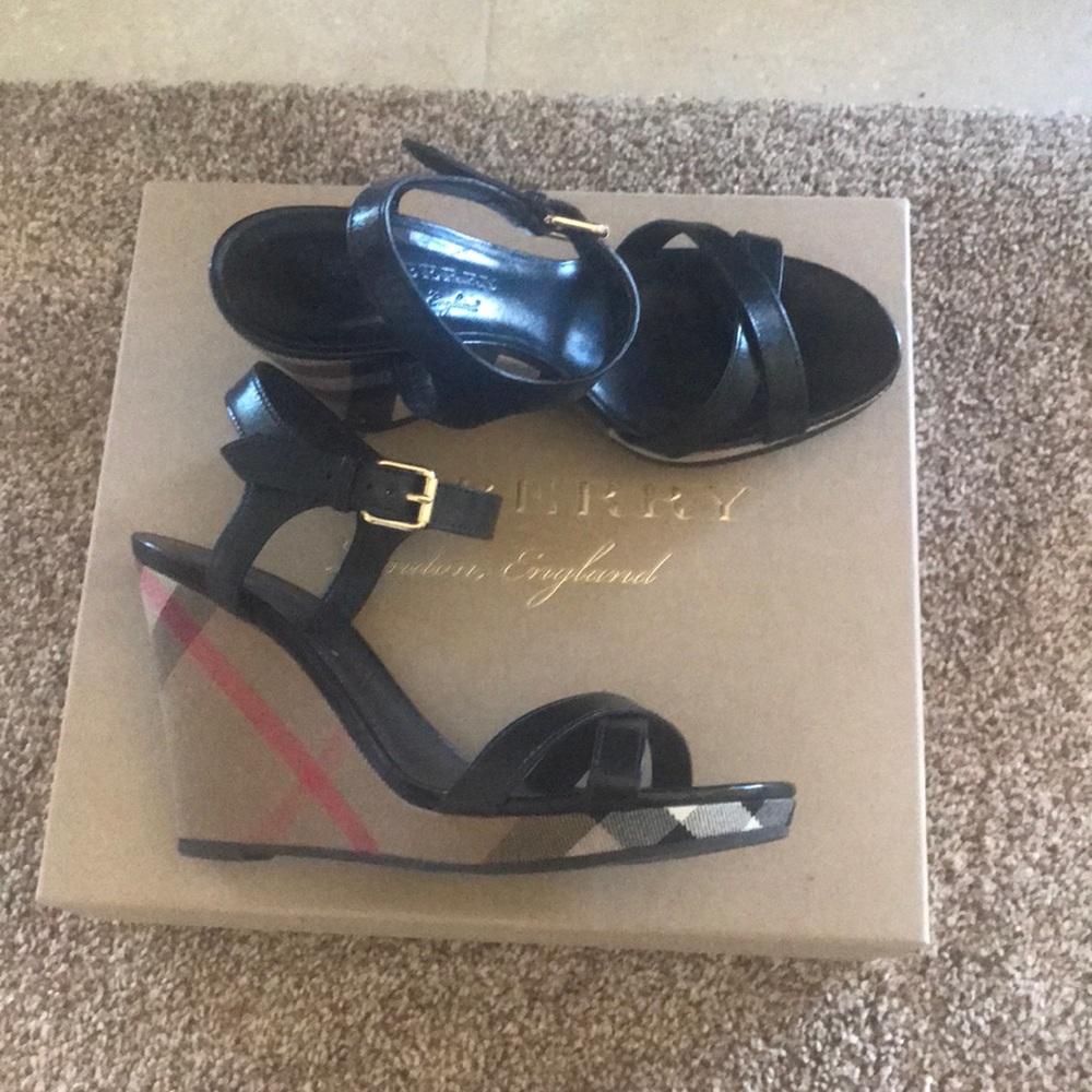 Burberry Rastriction size 39 (US Women’s 9) - Picture 2 of 3